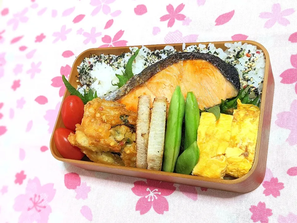 Snapdishの料理写真:本日お弁当〜鮭弁当〜と筍&あさりのかき揚げカラフルあられ入り。|f.1125beさん