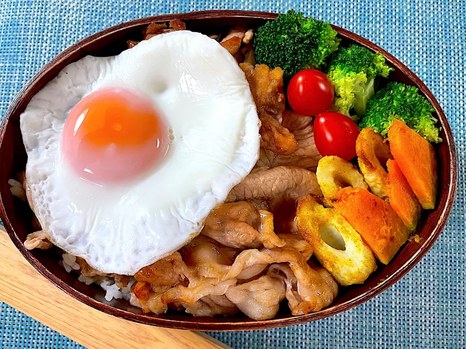 豚丼目玉焼き乗せ弁当　カレーマヨちくわ　かぼちゃバター|ジャイママさん