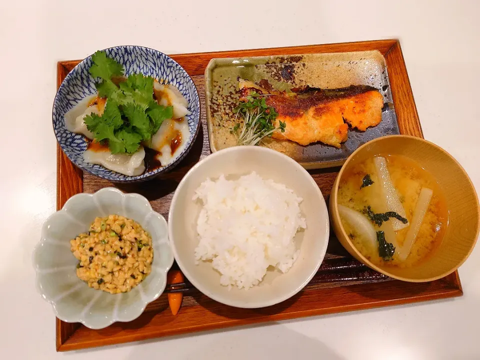 鮭の西京焼き、水餃子、ひきわり納豆、大根とほうれん草の味噌汁|sorsmdさん