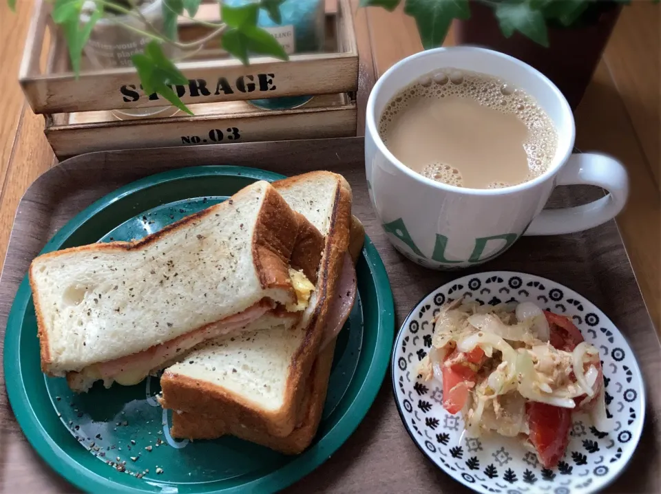 ハムチーズのホットサンド🥪トマトと新玉ねぎとツナのサラダ🍅豆乳珈琲☕️|gunlove❤さん