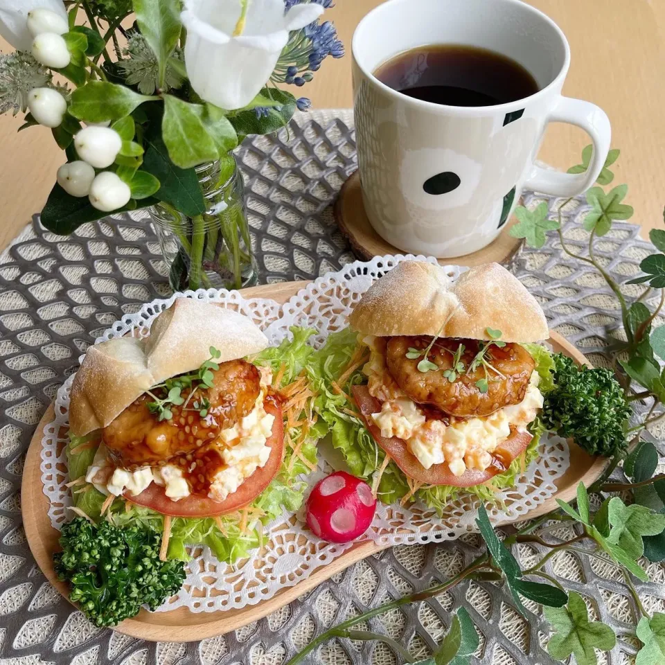 Snapdishの料理写真:4/15❤︎照り焼きチキン&たまごサラダサンド🌱✨
〈サンド具材〉
・米粉ロールパン
・照り焼きチキン
・たまごサラダ
・フリルレタス.キャベツ.トマト.人参|Makinsさん