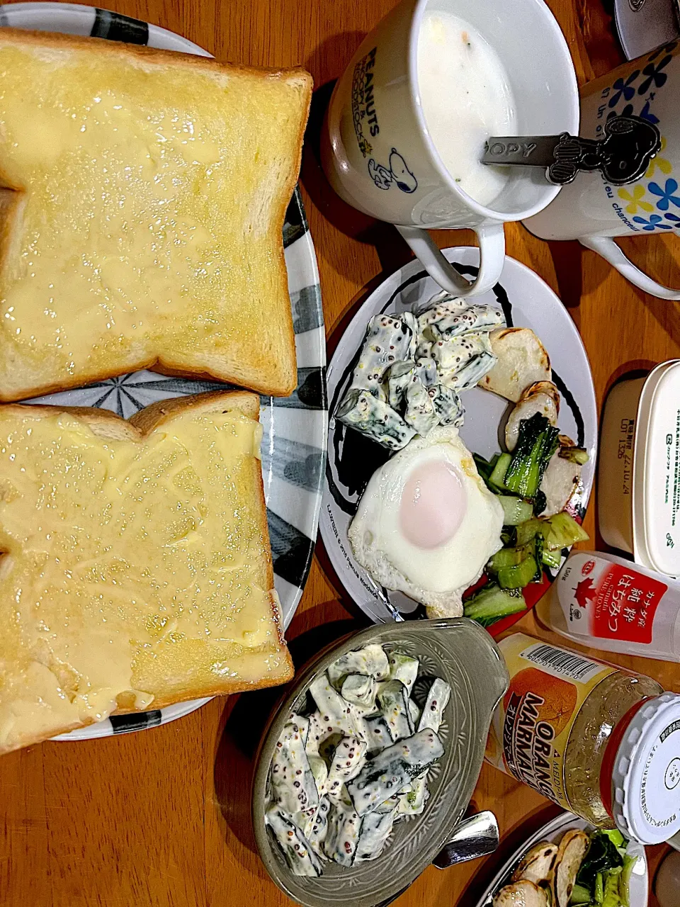 Snapdishの料理写真:マスタードマヨきゅうりできゅうりサンドみたいな味になった #朝食 焼き食パン、カブ青梗菜ソテー、マスタードマヨきゅうり、目玉焼き(ターンオーバーじゃないやつ)、薄しぃコーヒー、チャウダースープ、マーマレード、ハチミツ|ms903さん