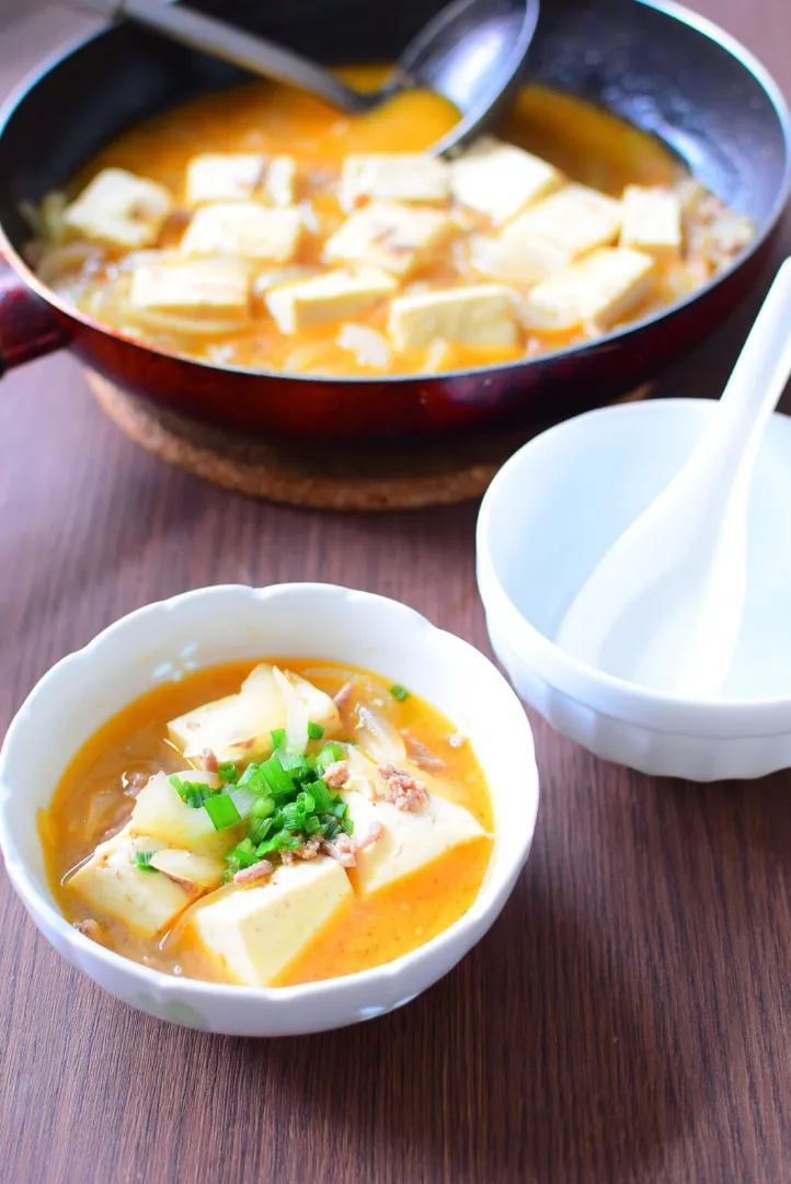 ご飯が進む♪ピリ辛みそ煮込み豆腐のレシピ|アマイモノ・クウ蔵さん