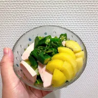 Snapdishの料理写真:ゴールドキウイのサラダ|おはよう！あやです！さん