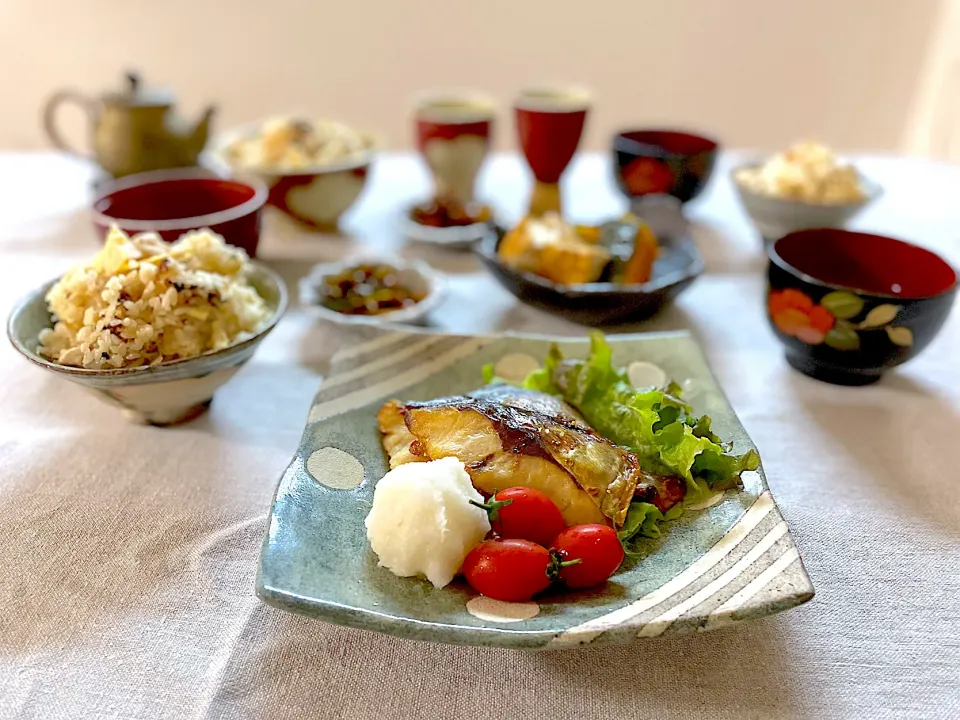 筍ご飯と焼魚の晩ごはん🐟|ゆかりさん