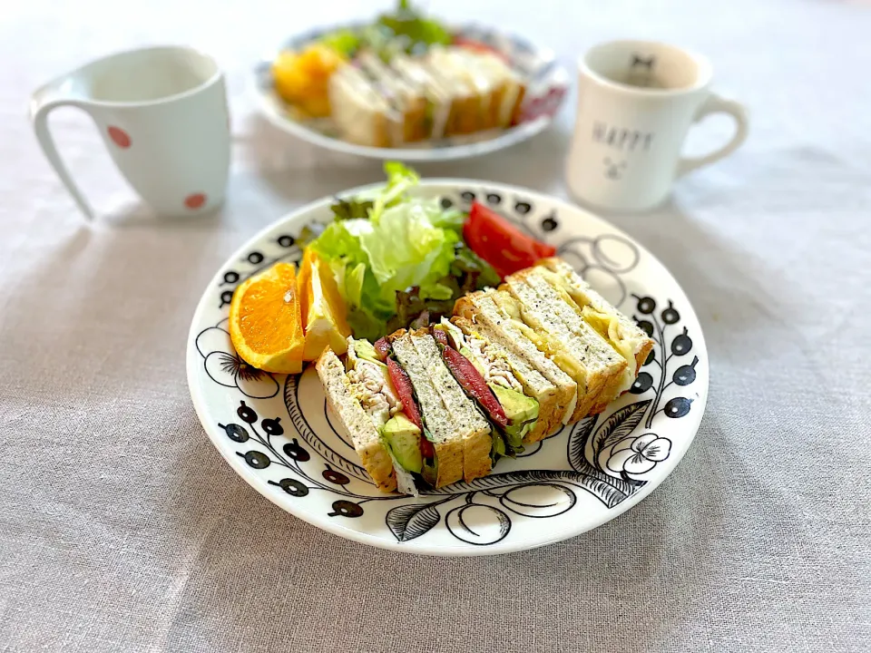 Snapdishの料理写真:アボカドチキンサンドとバナナサンドの朝ごはん🍌|ゆかりさん