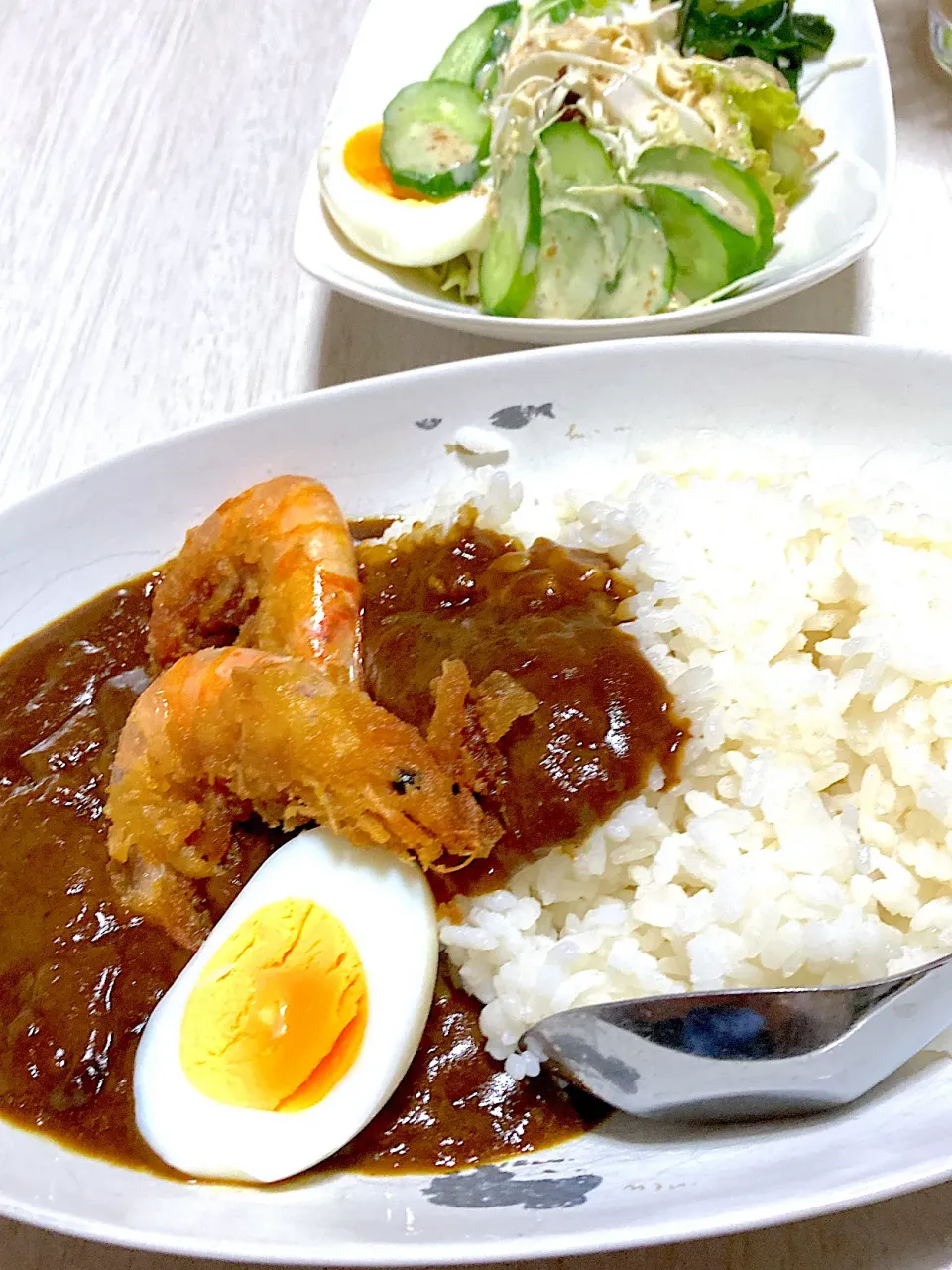 Snapdishの料理写真:残りものでエビカレー、レタスサラダ|Ayaさん