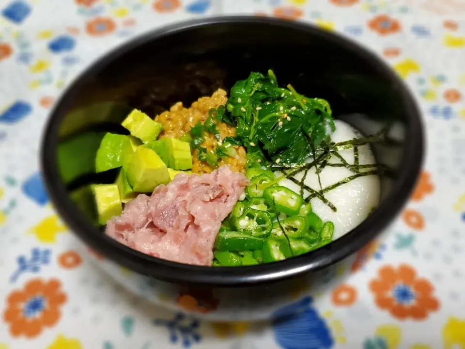 🥑アボカドと🐟️マグロのたたきのネバネバ丼🍜|みよぱさん