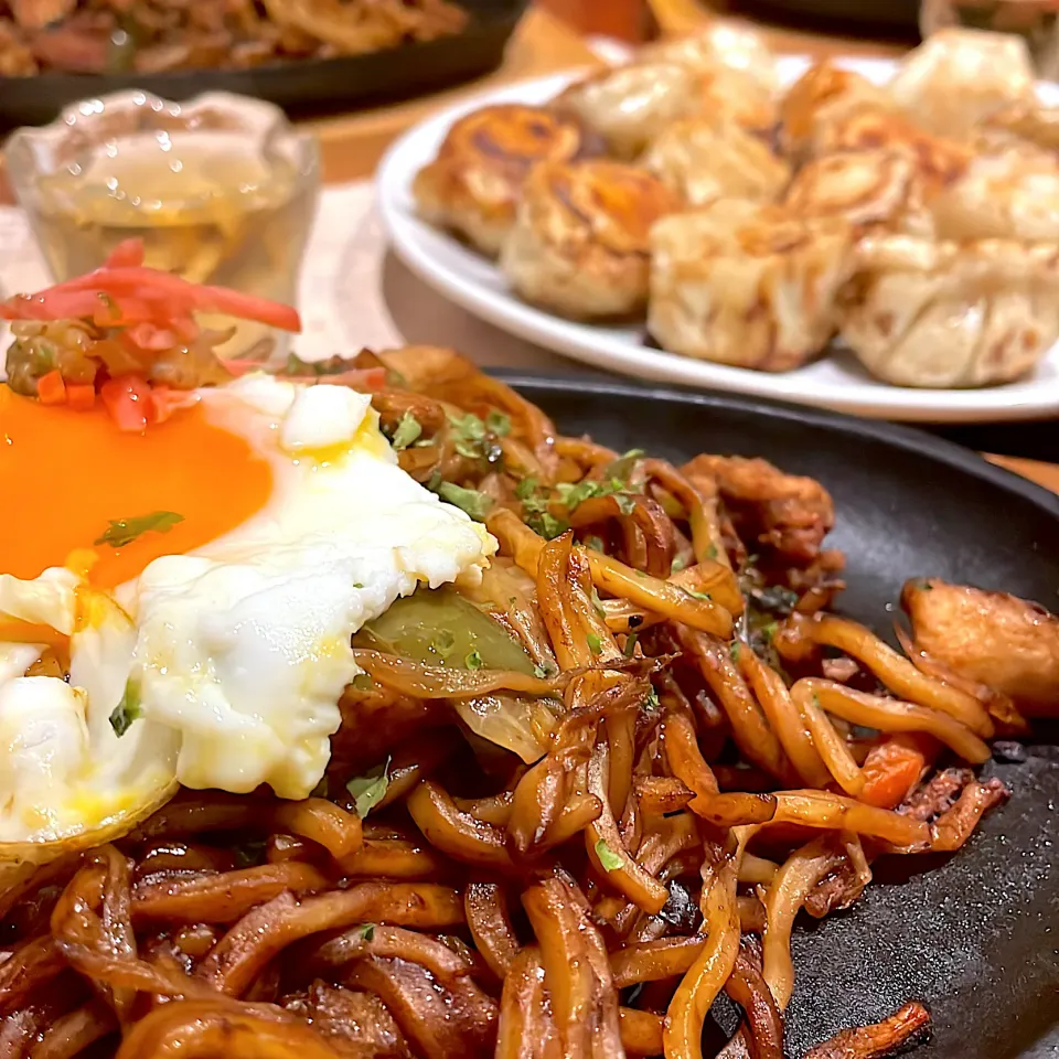 鉄板で焼きそば　と餃子　ビールと一緒に🍻|mokoさん