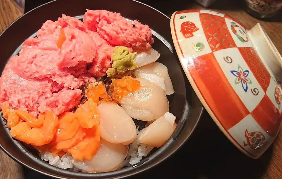 Snapdishの料理写真:鮪たたきやホタテ貝、イクラなどの海鮮丼作りました〰️😋|quitaさん