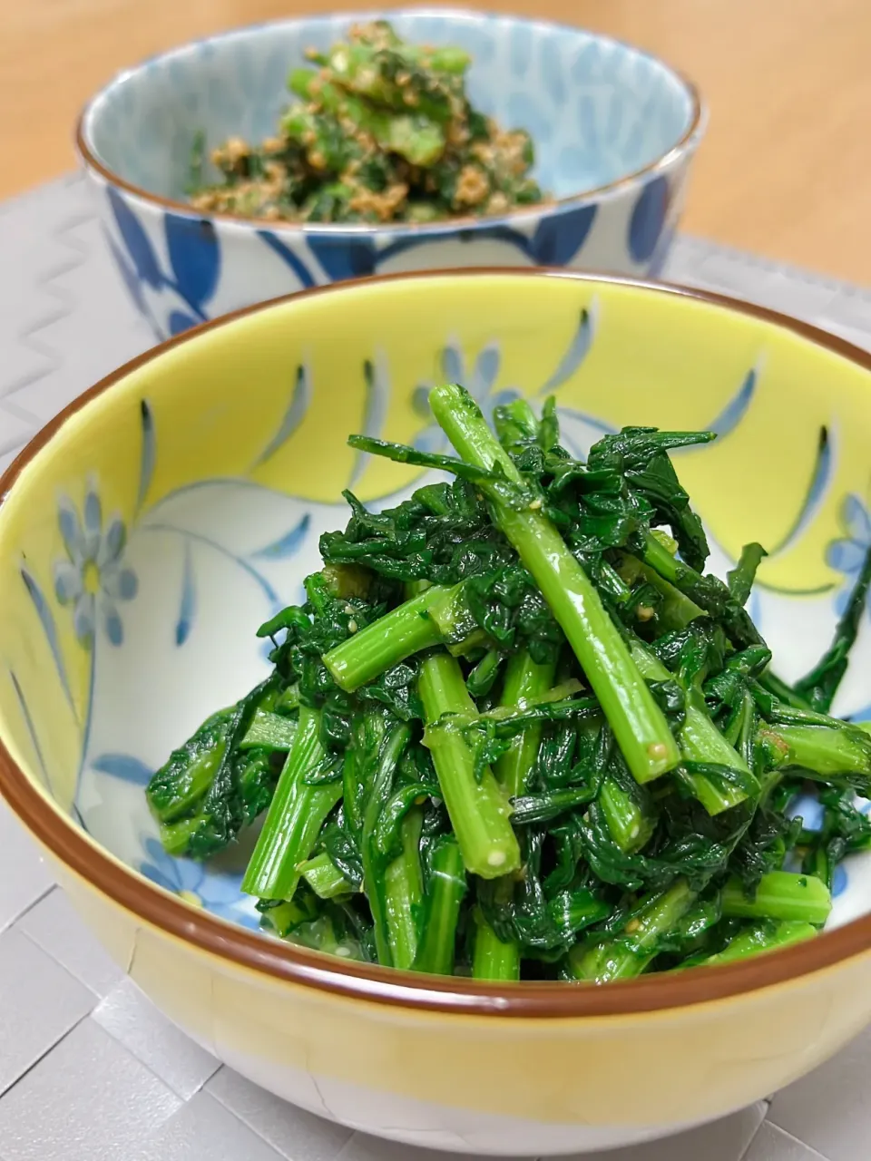 Snapdishの料理写真:春菊のからし和えと胡麻和え|Sさん