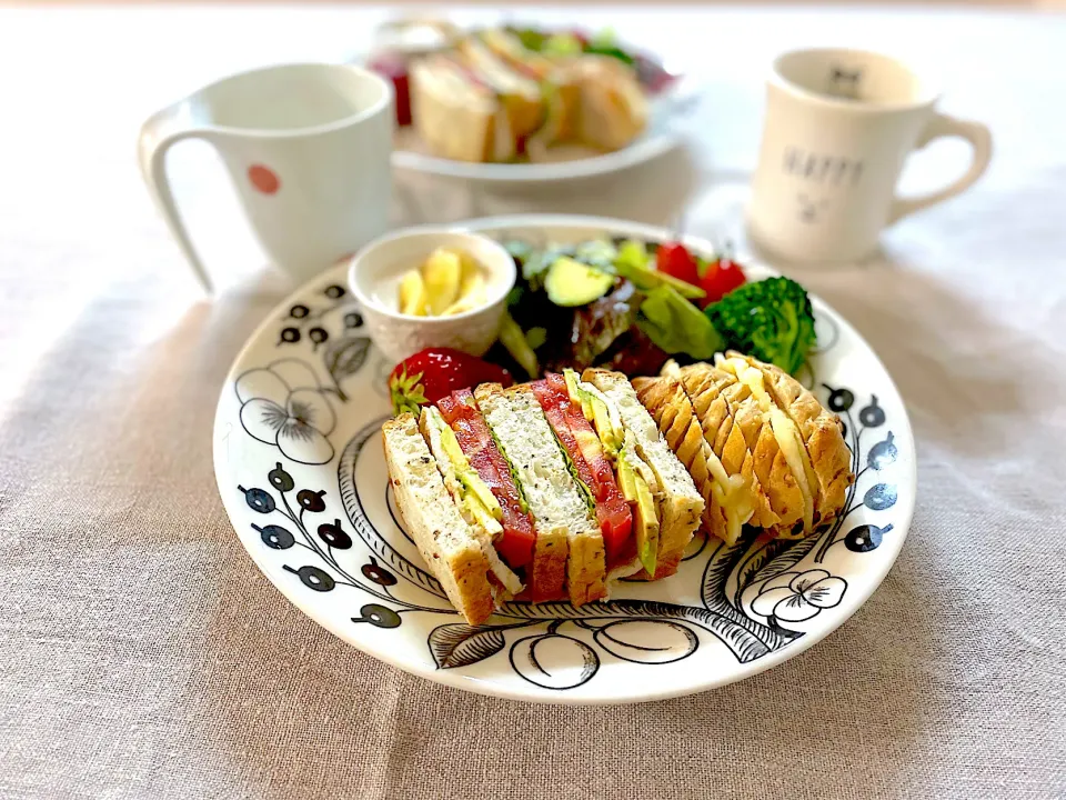 チキンアボカドサンドとバナナピーナッツサンドの朝ごはん🥜🍌|ゆかりさん