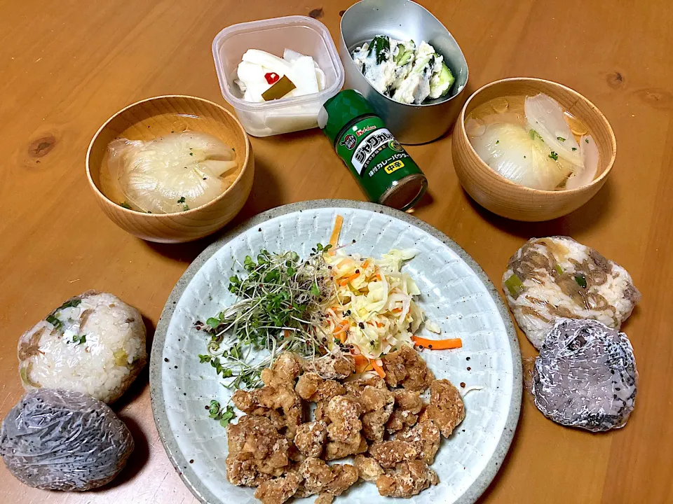 大豆ミート唐揚げ(カレーパウダーをかけて)、ザワークラウト、新玉ねぎの丸ごとスープ、かしわごはんおにぎり、お赤飯おにぎり、きゅうりの酒粕漬け、大根の甘酢漬け😋|さくたえさん