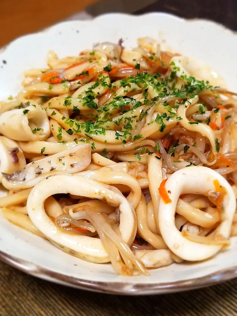 パパ作👨ヤリイカたっぷりソース焼きうどん|ぱんだのままんさん