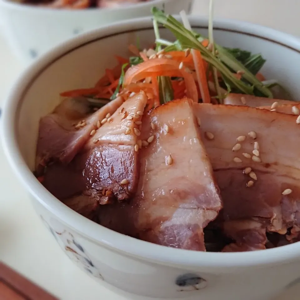 Snapdishの料理写真:脂身だらけのチャーシュー丼|ポトスさん