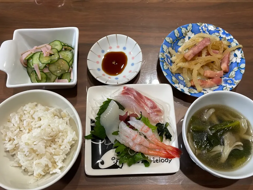 お刺身　舞茸と小松菜の中華スープ　大根とベーコンのきんぴら　きゅうりとハムの中華和え|おさむん17さん