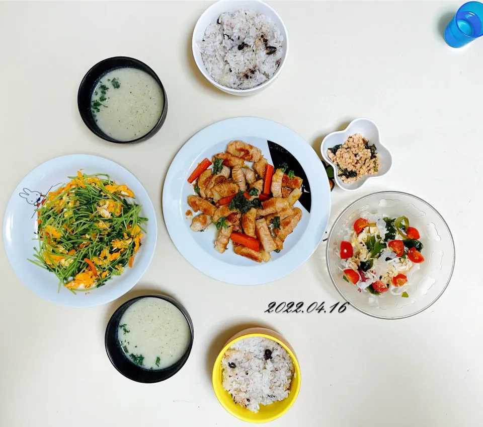 🍖長芋と豚肉の巻き照り焼き　🥬豆苗と卵の塩麹炒め　🥗切り干し大根と海藻のサラダ　🥣納豆　🍲蓮根のポタージュ　🍚雑穀米ご飯|paku.pakuさん