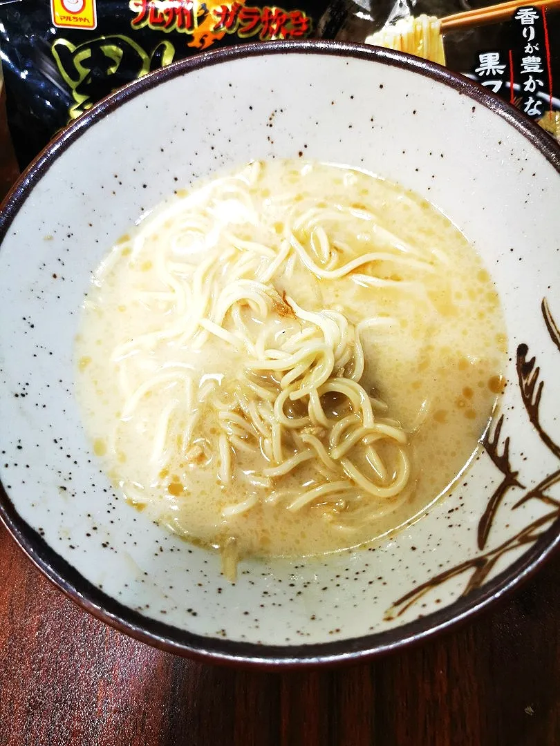 まるちゃん黒とんこつラーメン👌グ〜です😀|ペンギンさん