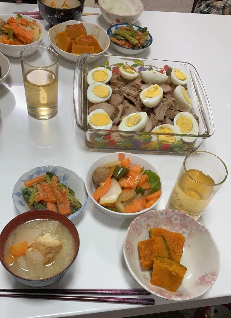 晩御飯♪( ´▽｀)☆豚ヒレの煮豚とゆで卵☆小松菜と人参の胡麻酢和え☆鶏団子と野菜の酢豚風炒め☆かぼちゃの炊いたん☆みそ汁（大根、人参、厚揚げ）|Saharaさん