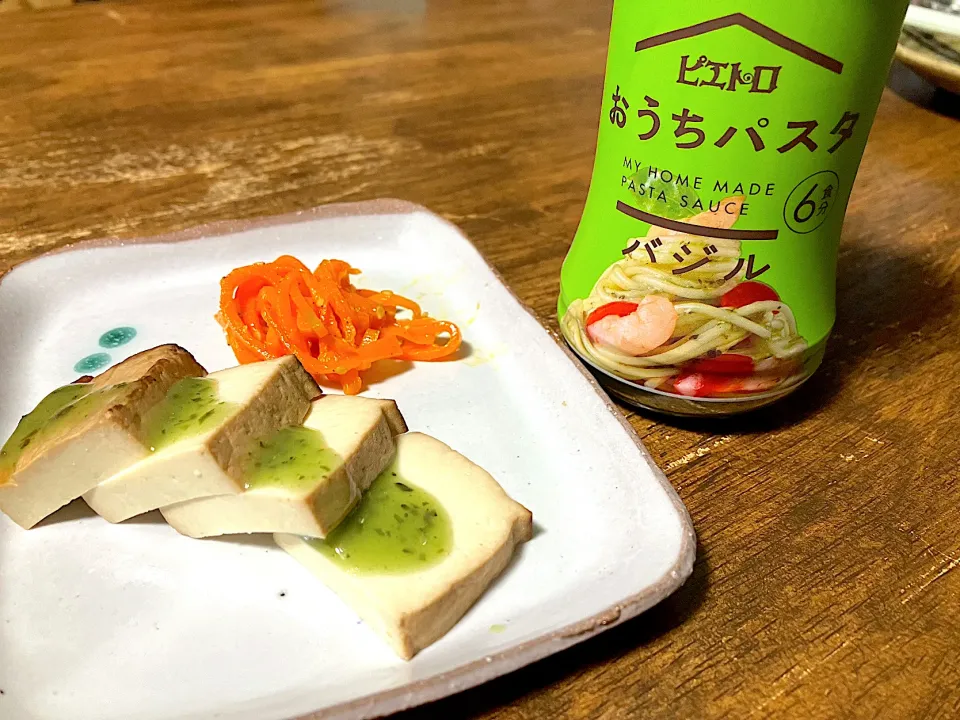 Snapdishの料理写真:燻製豆腐のバジルソースがけ❗️|じゃっきーさん