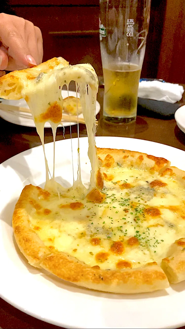 ゴルゴンゾーラと蜂蜜のピザ😋🍕🍯🍺✨|アイさん