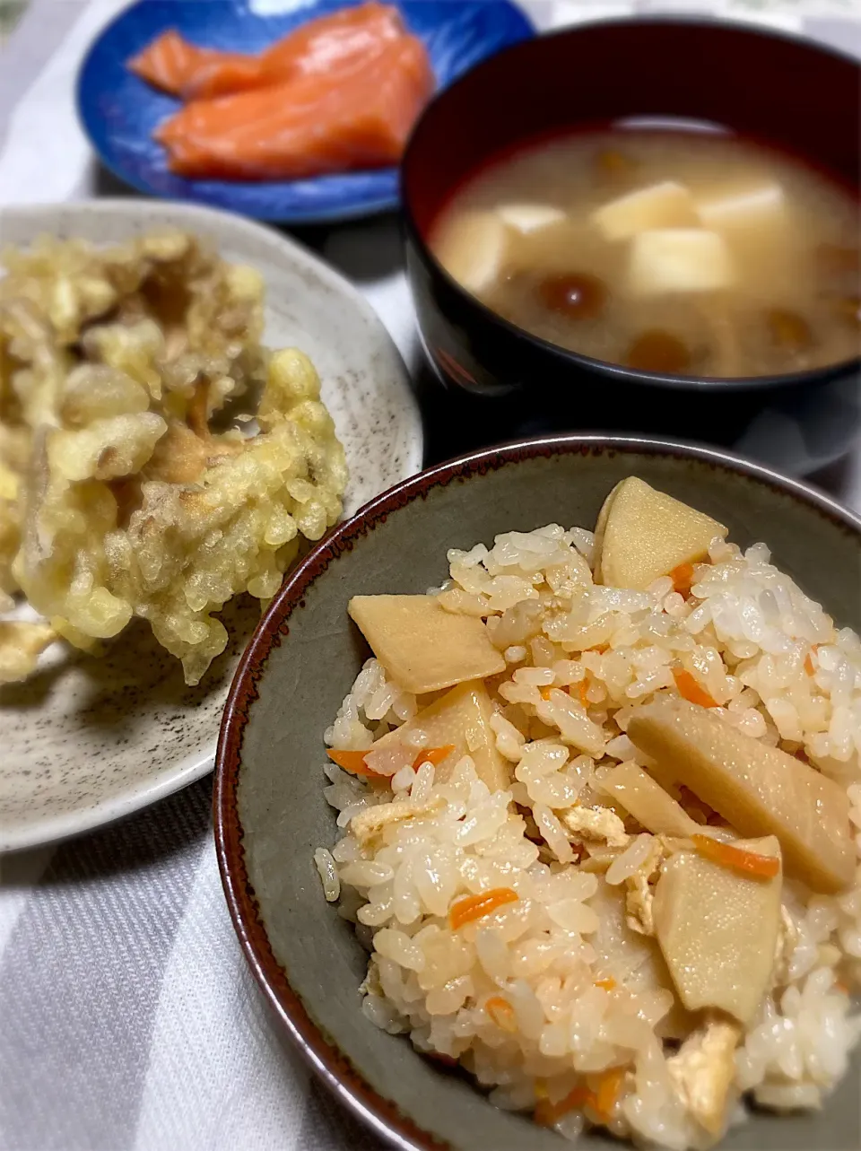 Snapdishの料理写真:たけのこご飯と舞茸の天ぷら|makimaki222さん