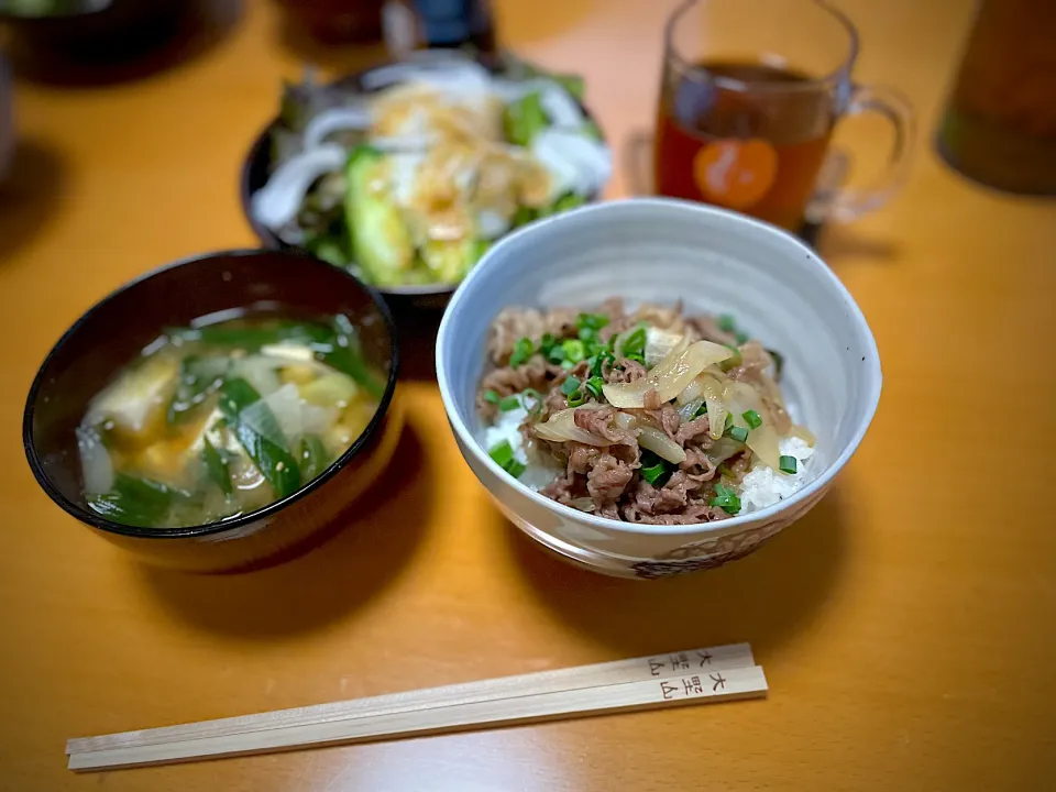 葉月玉ねぎで牛丼とお味噌汁🌟新玉ねぎとサニーレタスのサラダ|まり＊さん