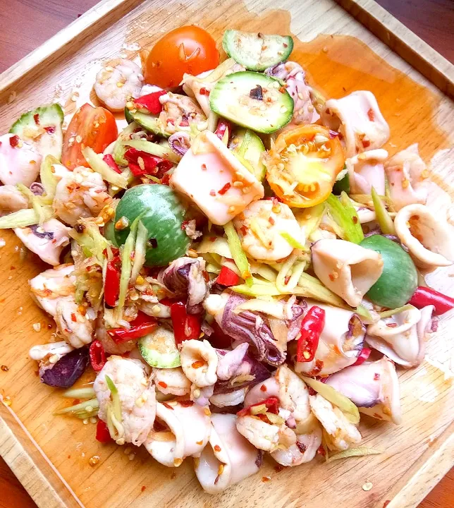 #Spicy Green Mango Salad And Squid|Shwe Htetさん