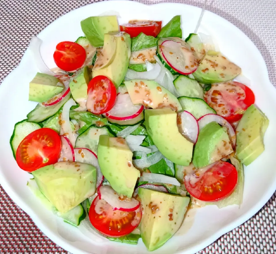 Snapdishの料理写真:朝のサラダ活🥗

平日だと、朝からゆっくり作ったり食べる時間がないので、お休みの朝はサラダのあるゆったりモーニング🍞😋✨

アボカド、ミニトマト、オニオン、ラディッシュ、レタス、キュウリ😆⤴️

お野菜たっぷり、ごまドレでいただきます😋👍👍|オレンジチョコさん