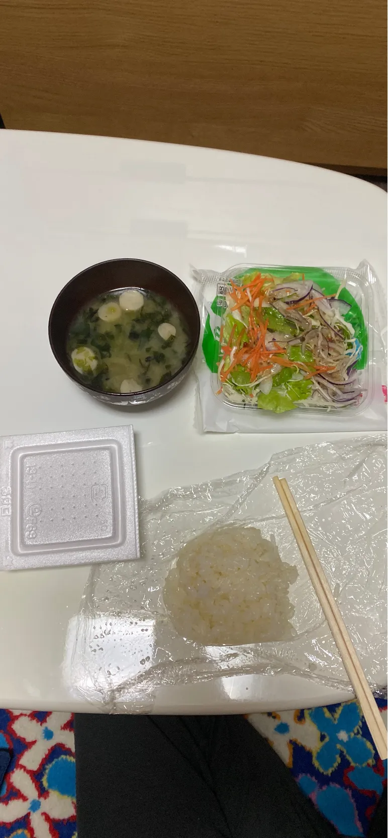 Snapdishの料理写真:サラダ(キャベツや玉ねぎなど) こめ　みそ汁(あおさと海苔) 納豆|あいさん