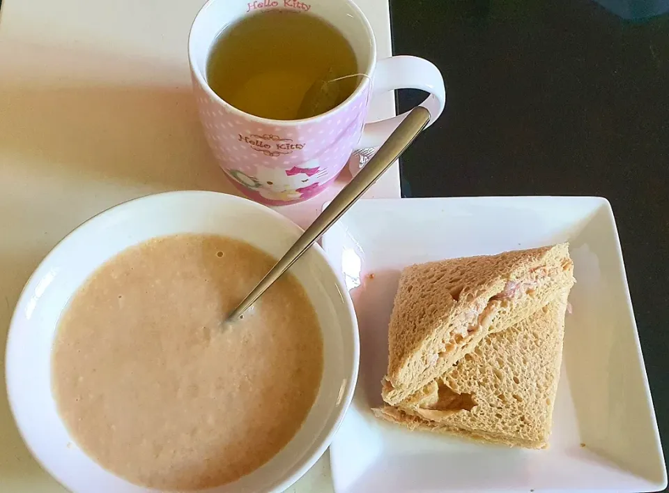 Wholemeal tuna bread 
multigrain cereal with condensed milk 
Japanese green tea  😋🤤💕💁‍♀️|🌷lynnlicious🌷さん