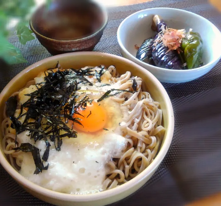 月見とろろ蕎麦と茄子と甘長唐辛子の揚げ浸し|くまちゃんさん