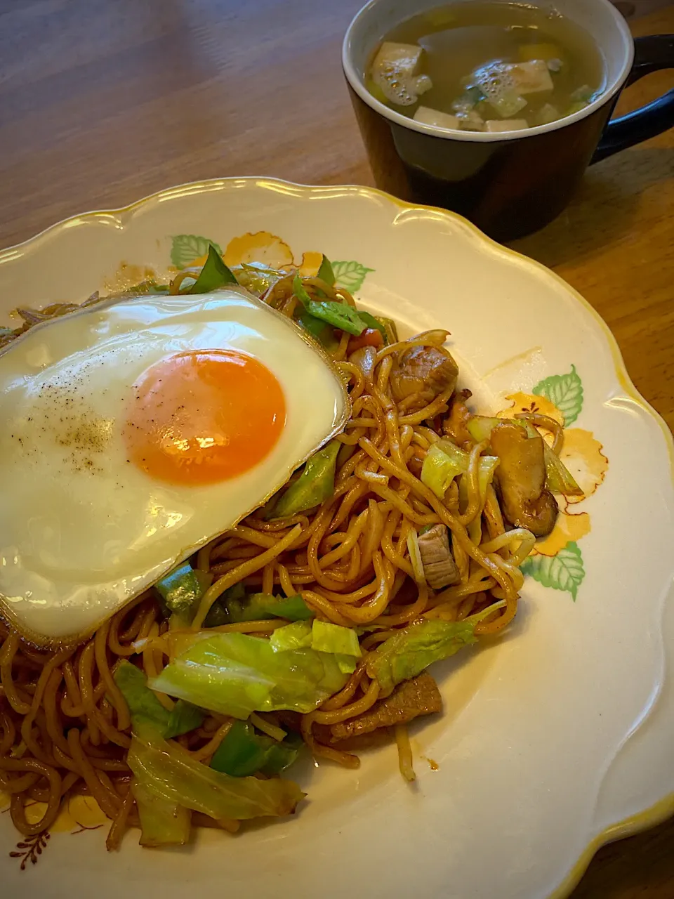 Snapdishの料理写真:昨夜の焼き肉の残りで焼きそばランチ|もえさん