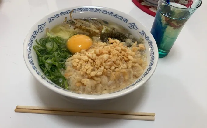 お昼ごはーん。メンズ達3人はラーメン。母と娘はうどん。母は、卵トッピング追加で|Saharaさん