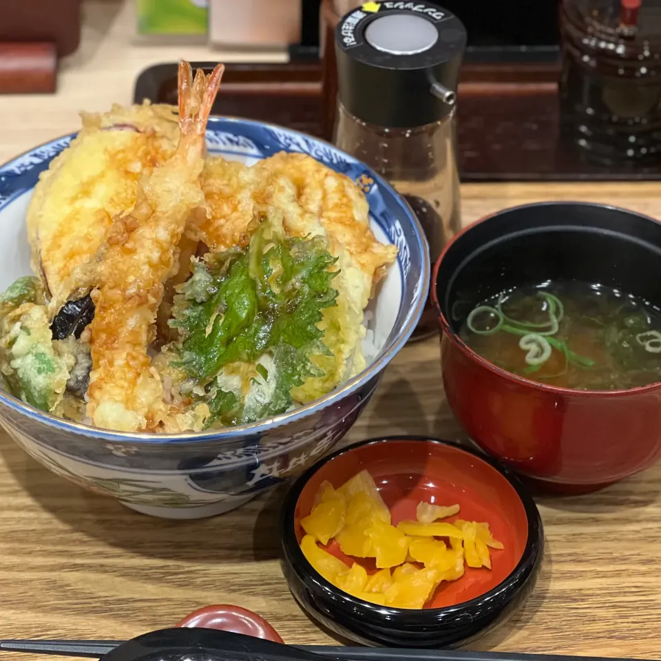 Snapdishの料理写真:丼丼亭　津チャム店　海老と野菜の天丼　赤だし付き|ddr3rdmixさん