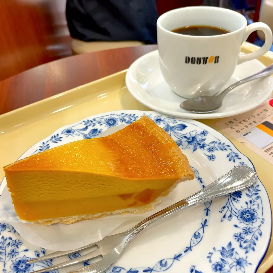 Snapdishの料理写真:北海道産かぼちゃのタルト
ブレンドコーヒー|T. Wonderさん