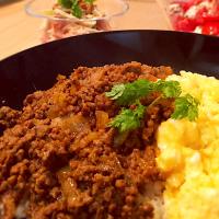 キーマカレーにスクランブルエッグ