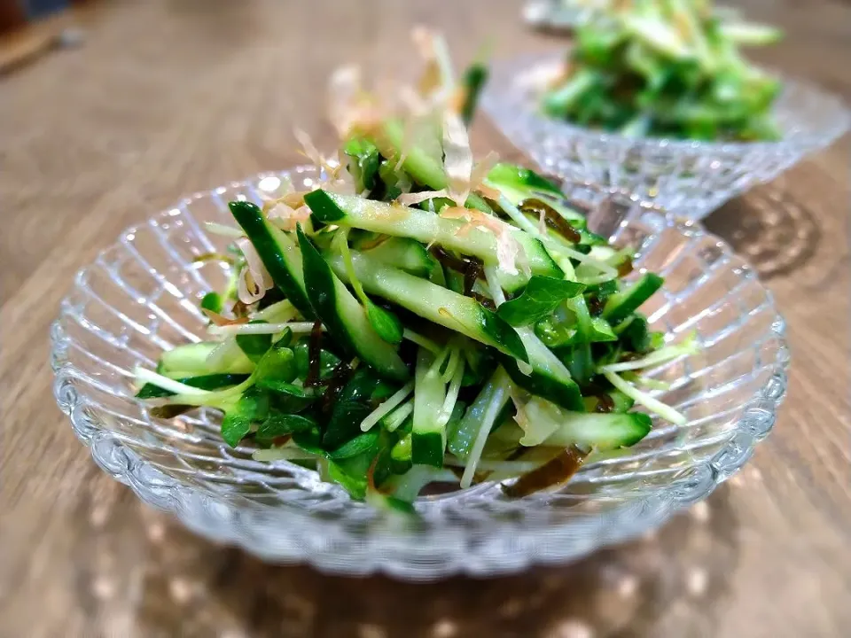 Snapdishの料理写真:きゅうりと貝割れ菜の塩昆布和え|古尾谷りかこさん