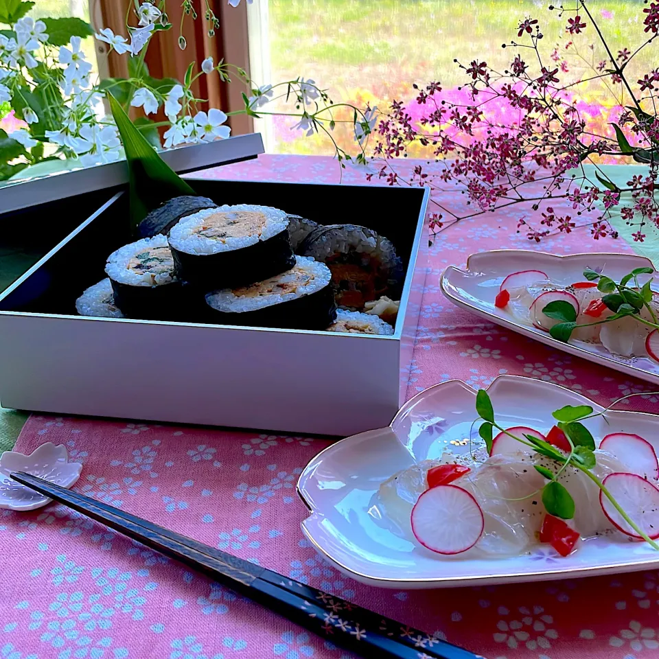 穴子入りだし巻き卵の太巻き寿司とカルパッチョのおうちお花見ランチ🌸|サミカさん