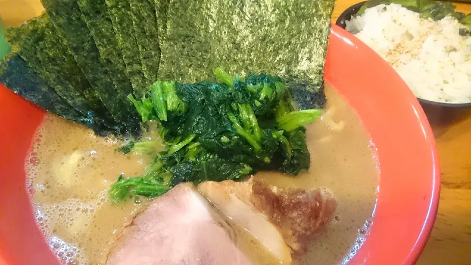 Snapdishの料理写真:【次回はらーめん1杯無料】
横浜家系らーめん 剛力ダルマ家
ラーメン（700円、
麺硬め/味普通/油少なめ）
＋ほうれん草（150円）
＋のり（5枚、スタンプカード
の提示で無料）
＋ライス（お代わり自由、無料、
卓上の胡瓜の漬物食べ放題）
＠本蓮沼2分
（赤羽から徒歩22分）
22084|大脇さん