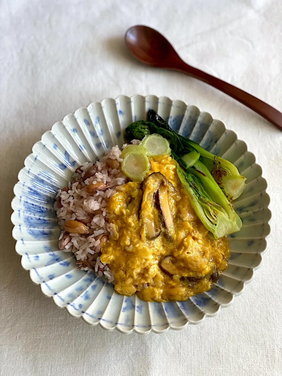 ピーナッツの炊き込みご飯のふわとろ卵あんかけ丼🍳🍚🥜|ゆきぽん@ゆきの家飲み料理さん