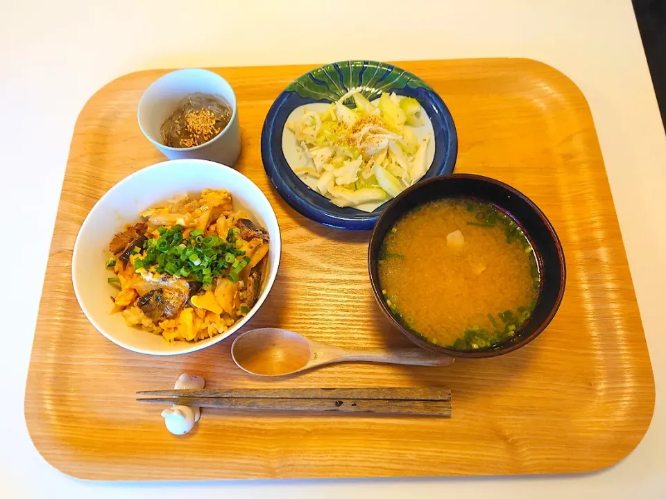 今日の夕食　さんまの蒲焼缶の卵とじ丼、セロリとさきいかの和え物、ところ天、玉ねぎとベーコンの味噌汁|pinknari🐰🌈さん