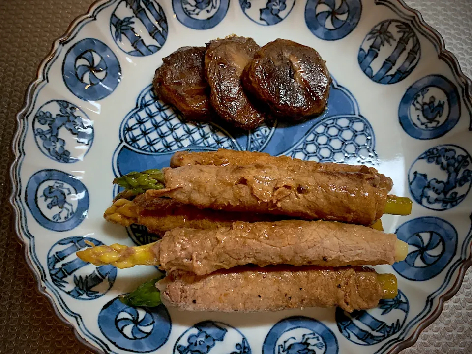 Snapdishの料理写真:ホワイトアスパラ・グリーンアスパラの牛肉巻き🌱今日の夕食20220417|rococoさん