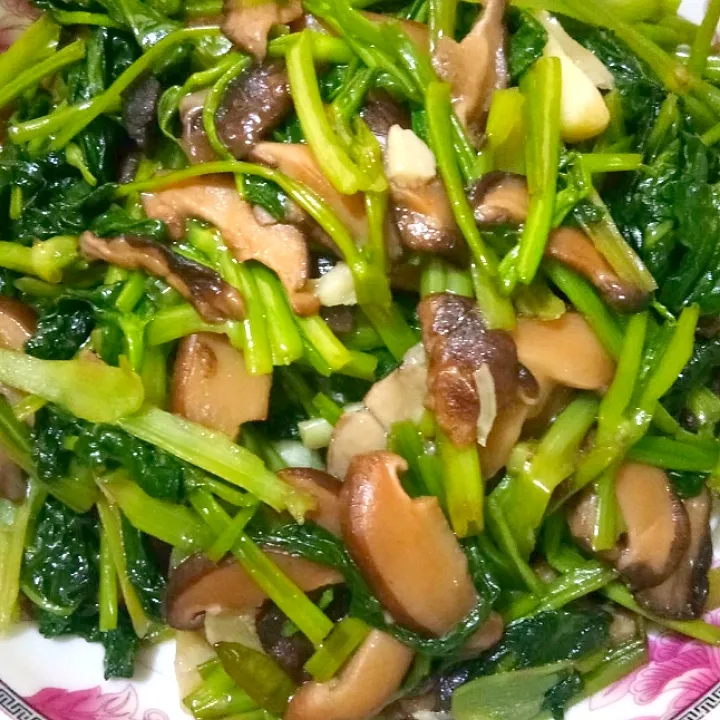 Stir-Fried Mushroom And Water Spinach|Shwe Htetさん