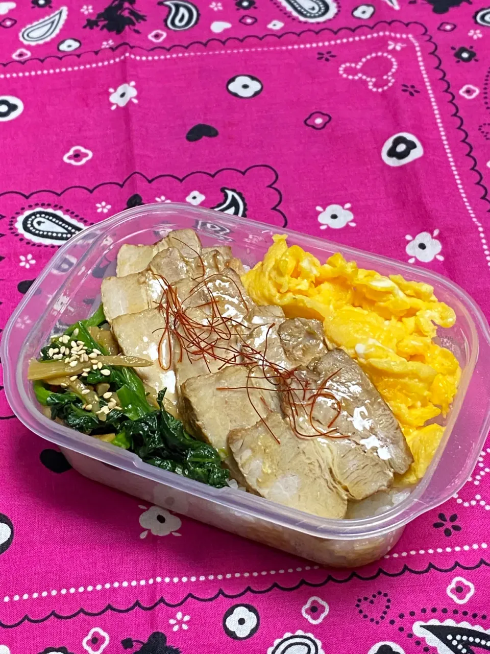 息子のお弁当(のっけ弁～リク､煮豚(^🐽^))|かあたんさん