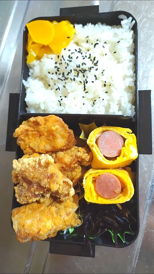 旦那弁当　2022/4/18

とりからあげ
ウインナーのたまご巻き
ひじき煮|ユキヨメ♪さん