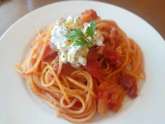 トマトソースパスタのケスクレームオリーブ添え|東京デーリーさん