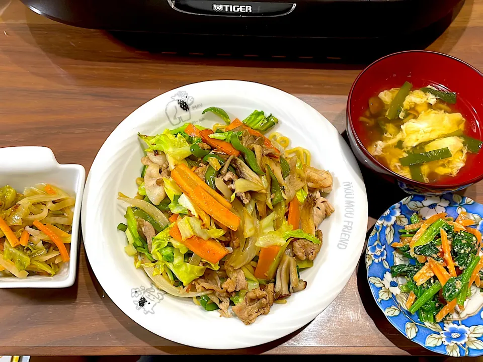 焼きそば　キャベツと大根のおかか炒め　人参とほうれん草のごま味噌和え　なめことニラの中華卵スープ|おさむん17さん