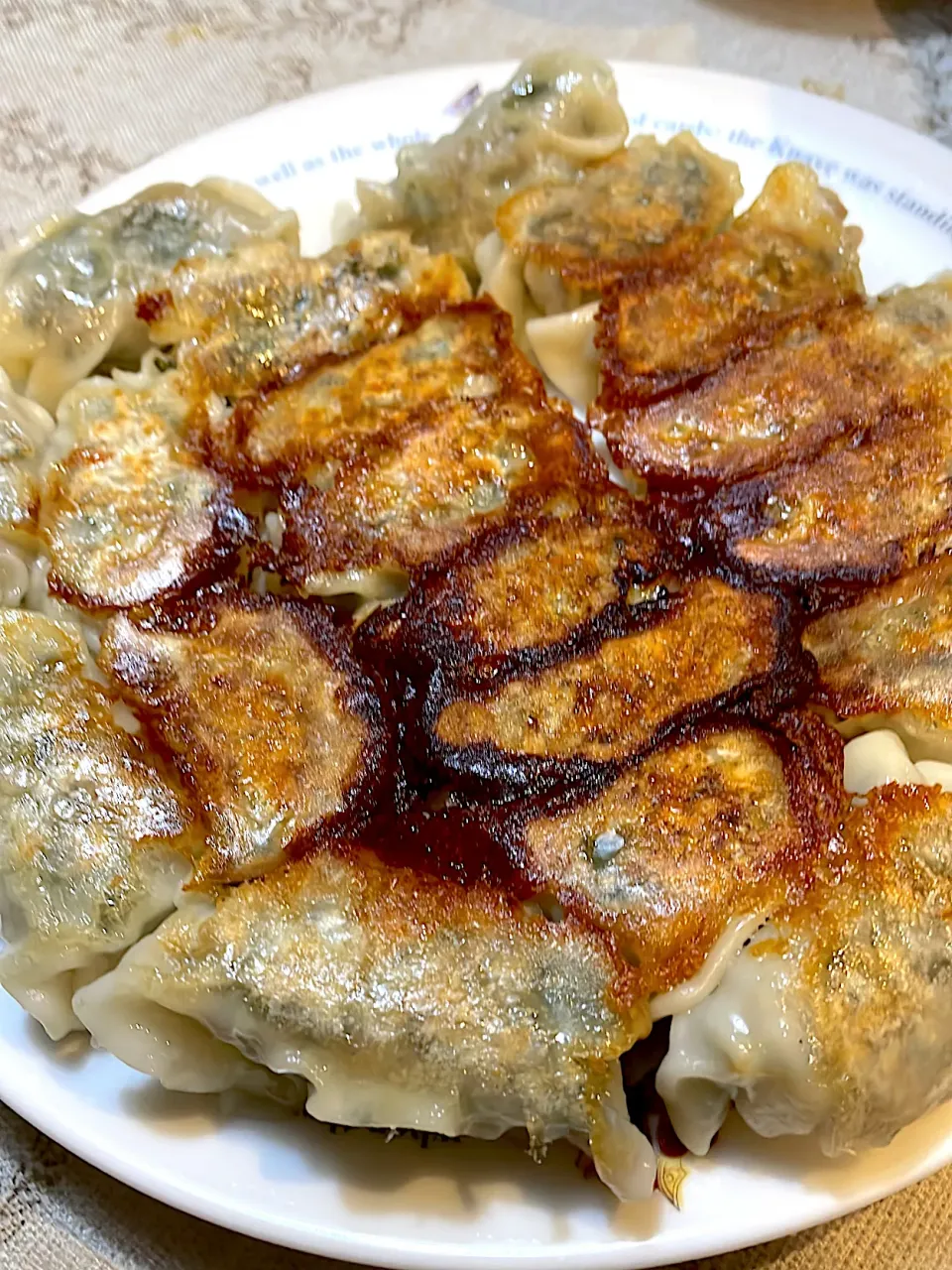 Snapdishの料理写真:餃子も美味しく焼き上がりました😋|てるみさん