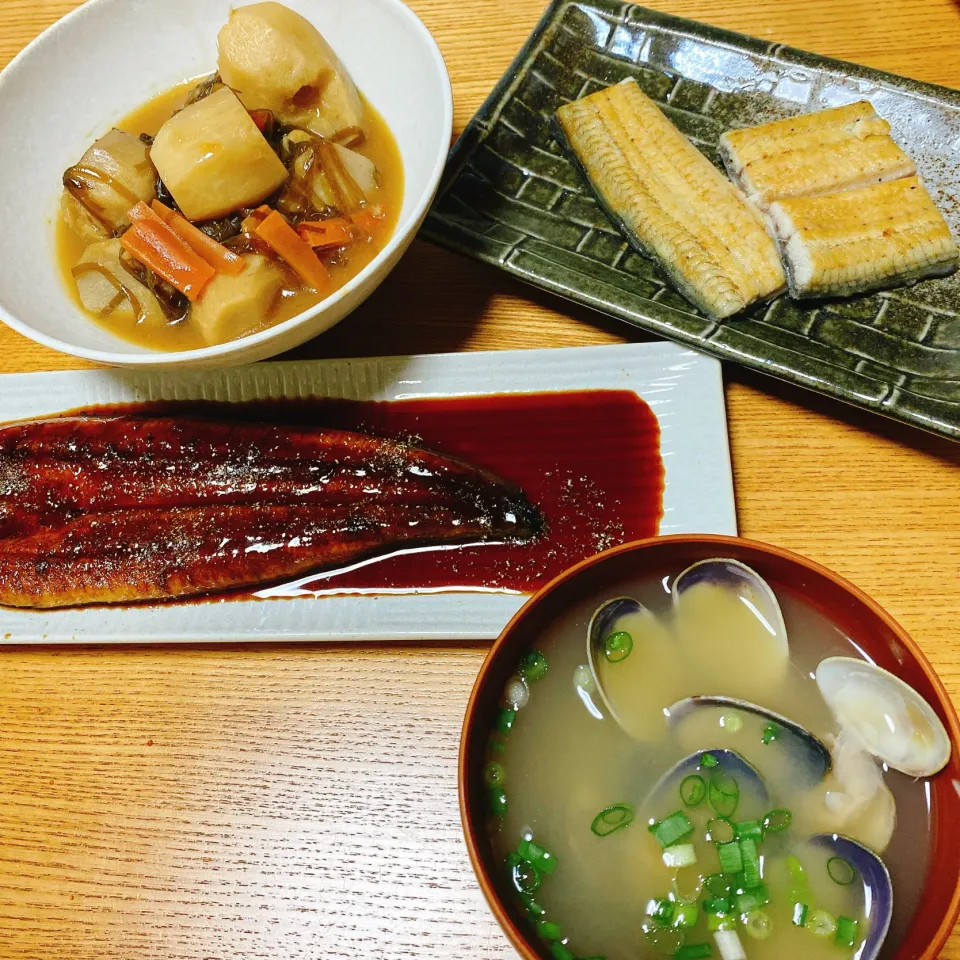 Snapdishの料理写真:うなぎ蒲焼き、白焼き
刻み昆布と里芋の煮物
あさりの味噌汁|naoさん